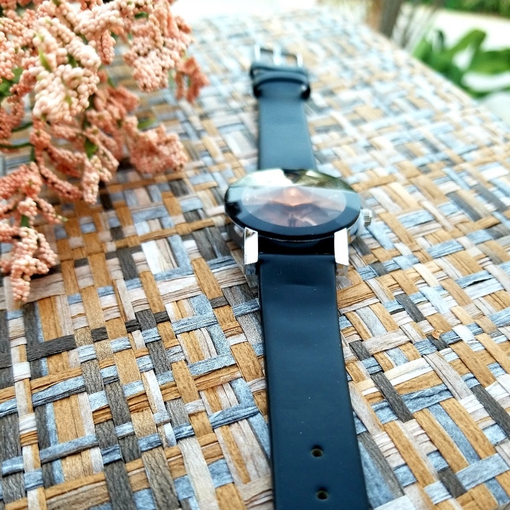 Black Faceted Quartz Watch - Picture 5 of 5